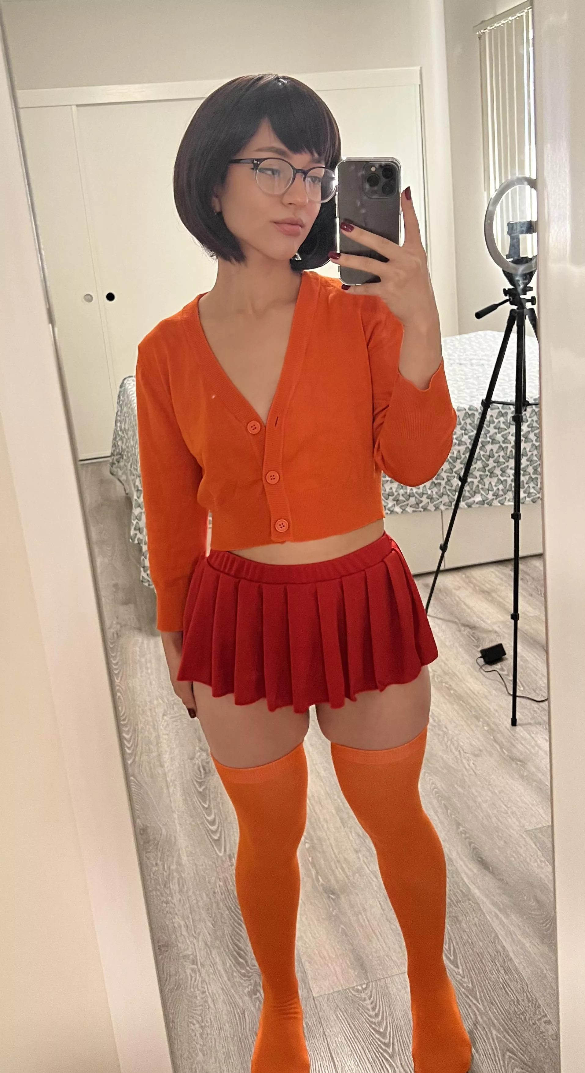 Do you want Velma to get on her knees and please you?👅