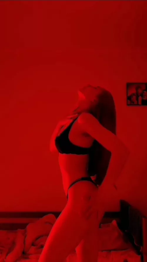 I'm 18 and I love to fuck hard