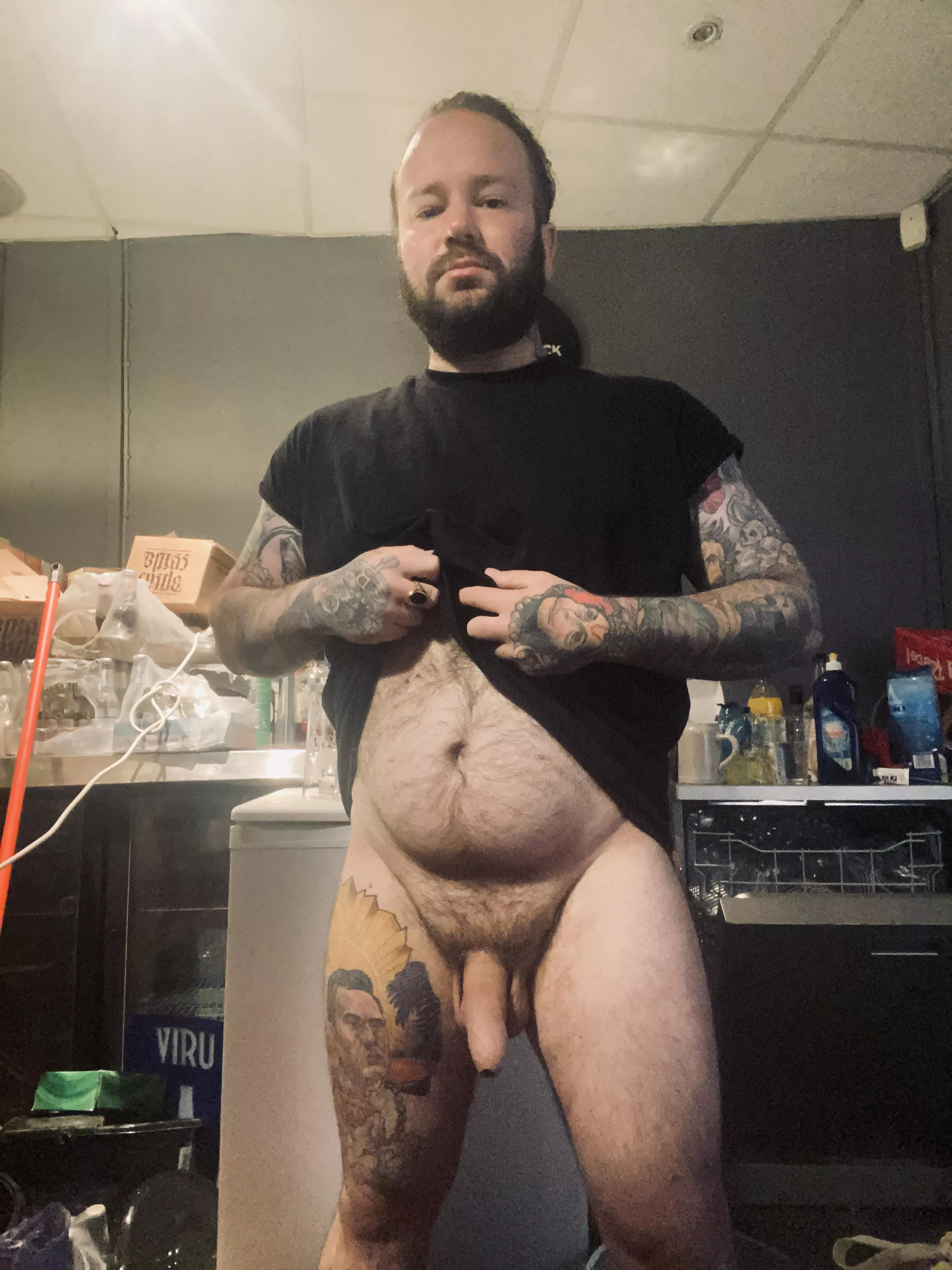 Keeping cool. Excuse the mess. 31/08/22.