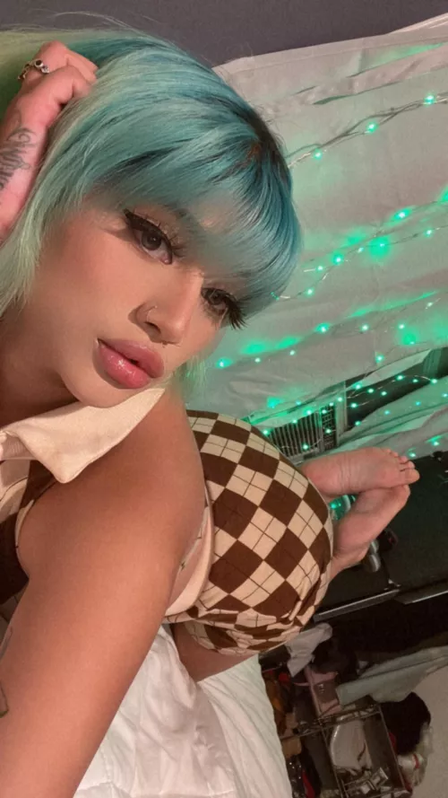 Schoolgirl needs her toes rubbed 😈