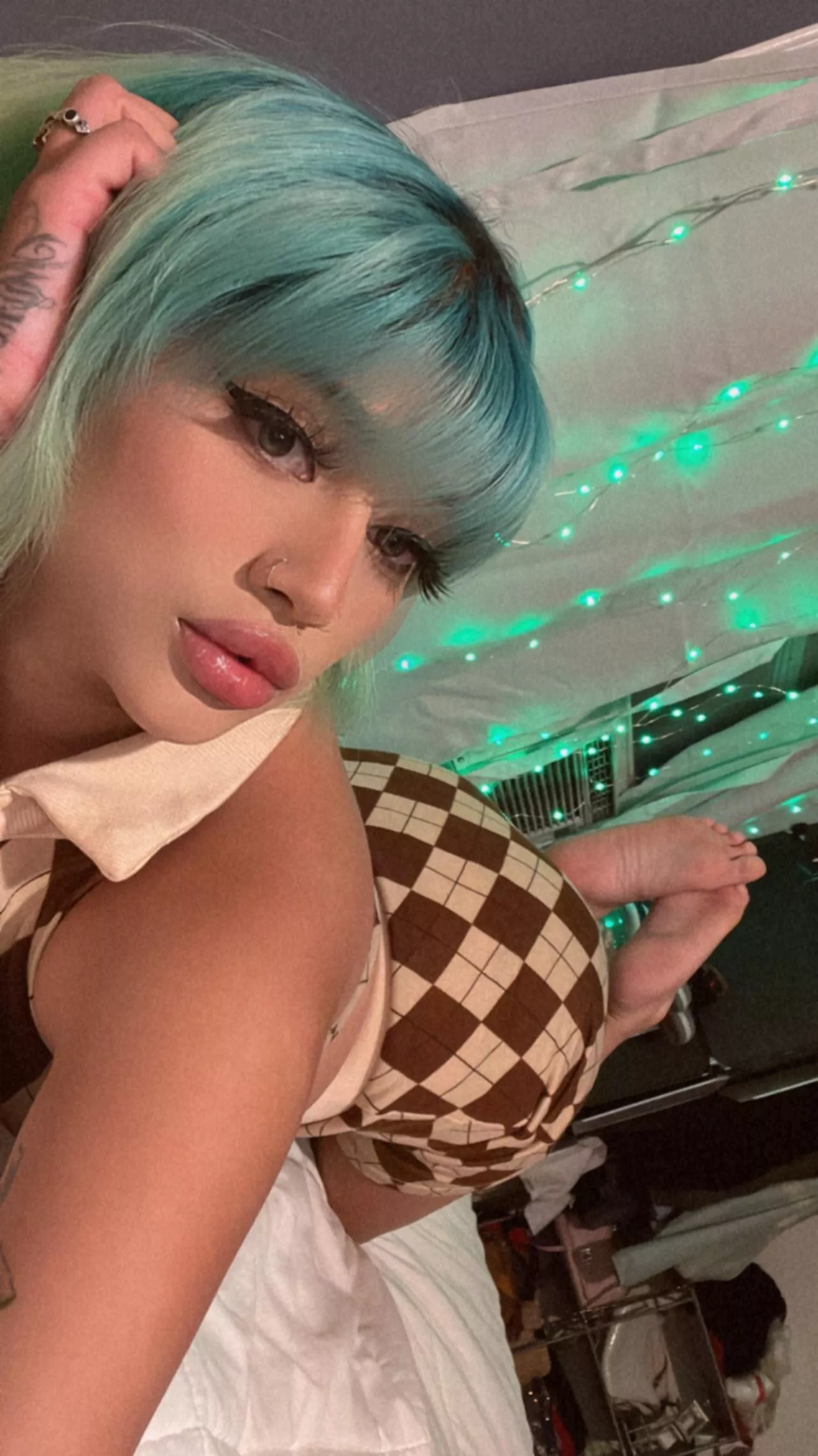 Schoolgirl needs her toes rubbed 😈