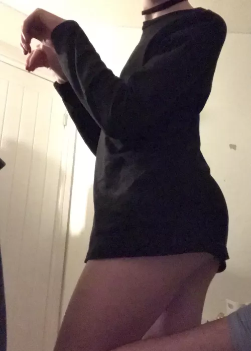 the obligatory femboi cat pose :3