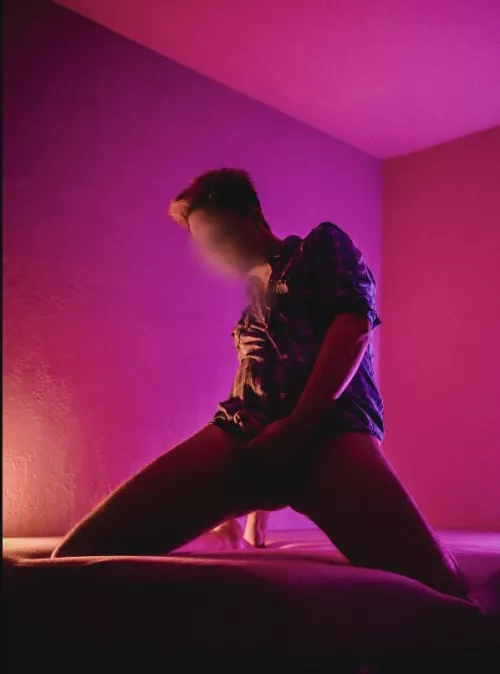 19. I need someone to fuck during my artsy photos 😍