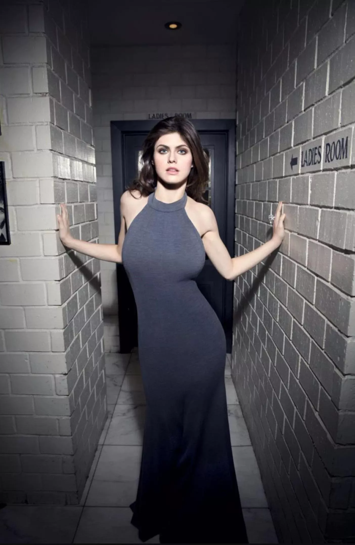 Alexandra Daddario looks so damn sexy in this dress