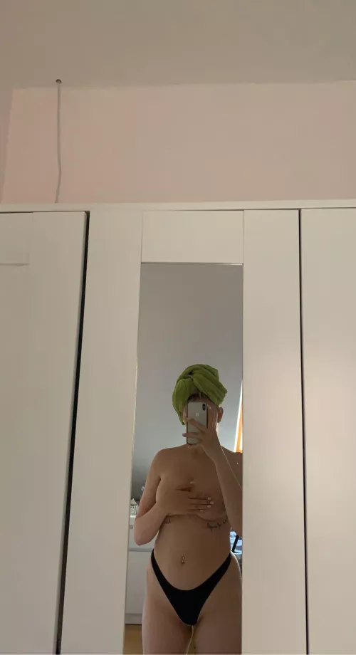 Do you think my dad cares I fuck my friends in his room?😈