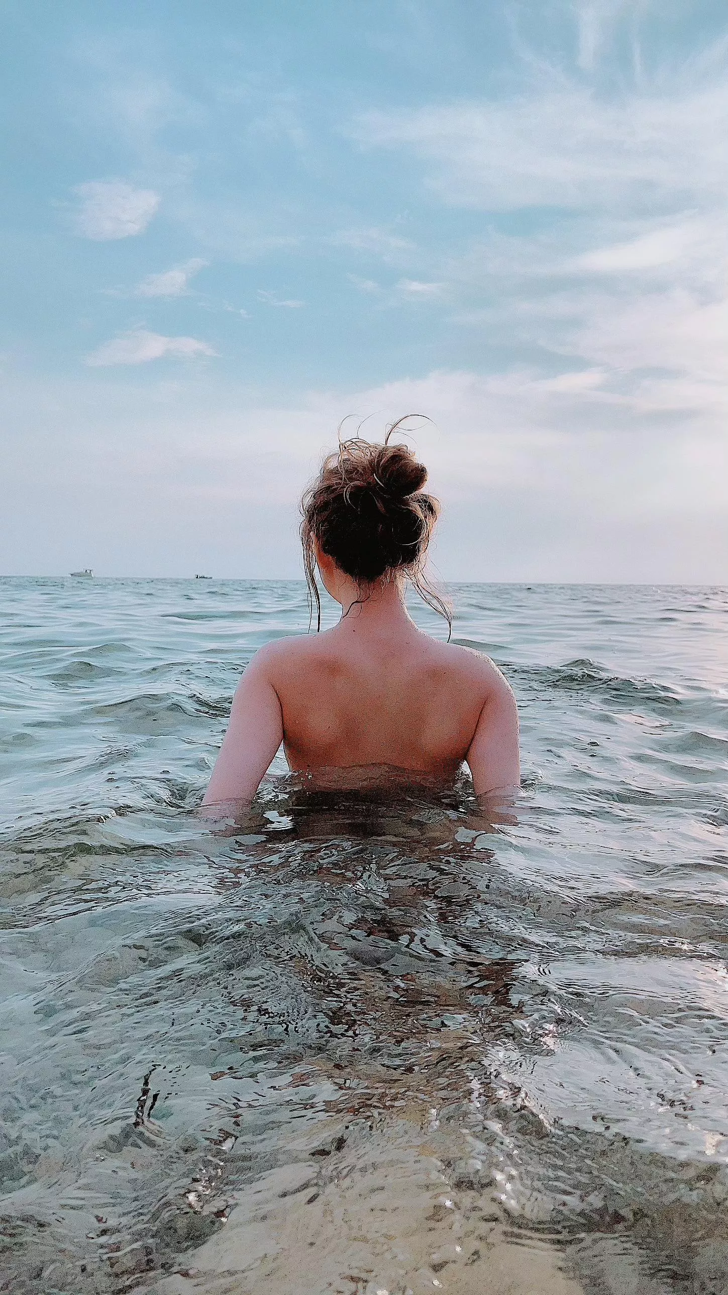 Enjoying the ocean 🌊 Happy Friday everyone!