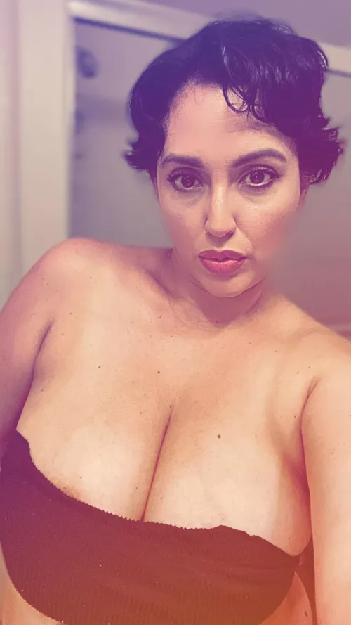 Grocery shopping 🛍☺️alone . Would you approach me ?