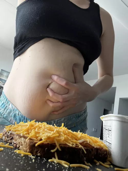 Hey my names Dana - inviting you to watch me push my limits and bloat bigger than you ever thought possible! If you can get my body to gain.. even better 😈🥰🤤