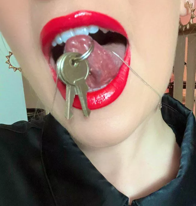 I gave him the opportunity to cum. But with the restriction that he was not allowed to use any tools or toys. Besides, he would have to ruin himself in the cage🔒. I had so much fun watching him try desperately to just leaking big time in the end witho