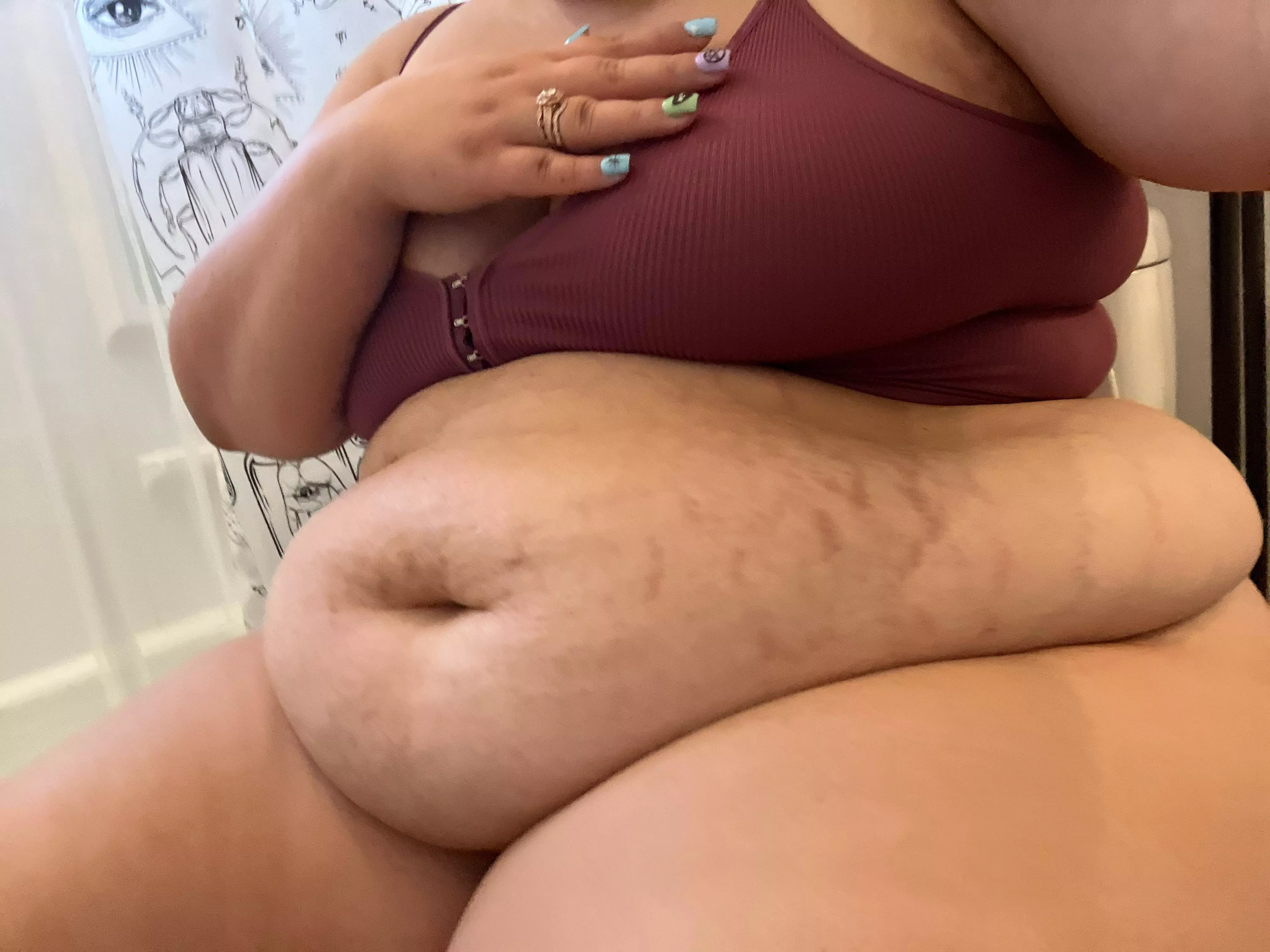 Love my curves and stretch marks. 🥰