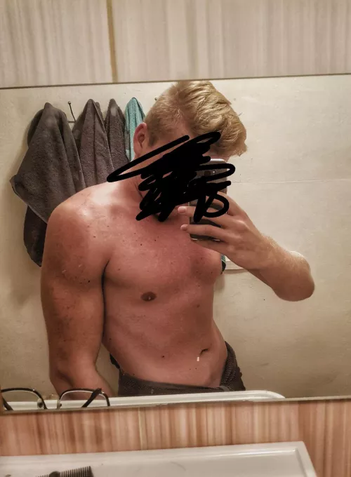 (m) Am I good enought? can you tip my weight? (not under 100kg to by in sight)😇😇 PS: my towel is falling off