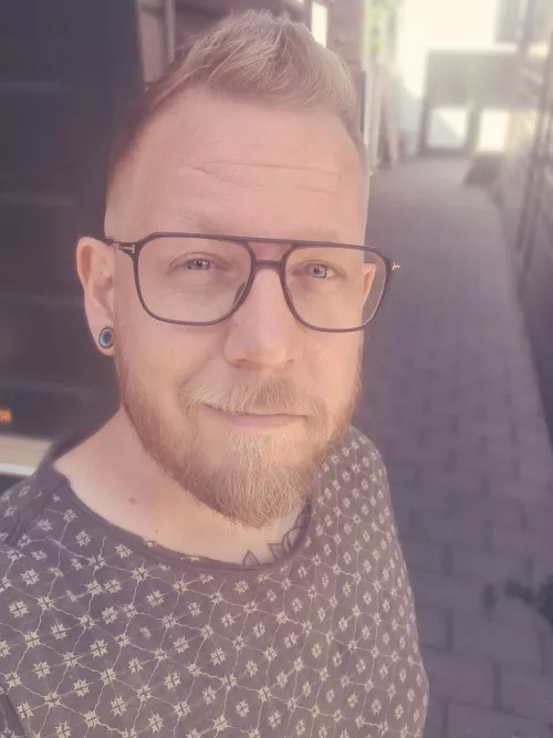 New haircut in time for the weekend. Chill gaming weekend ahead.