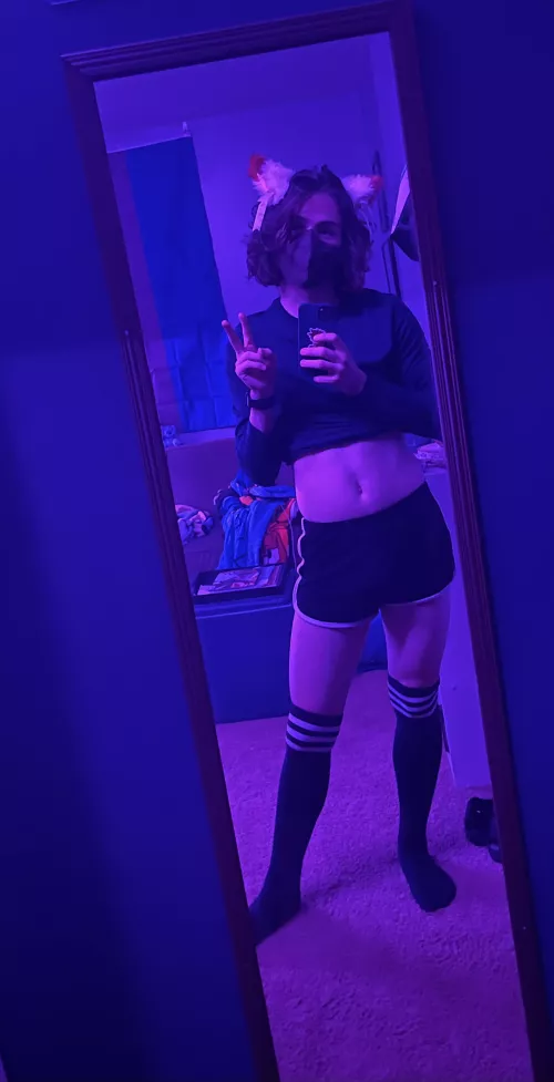 nya~~~ first time i’ve ever done a crop top i think it looks really cute