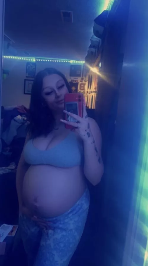 Wanna see all my explicit pregnant content? Click 🔗 in bio
