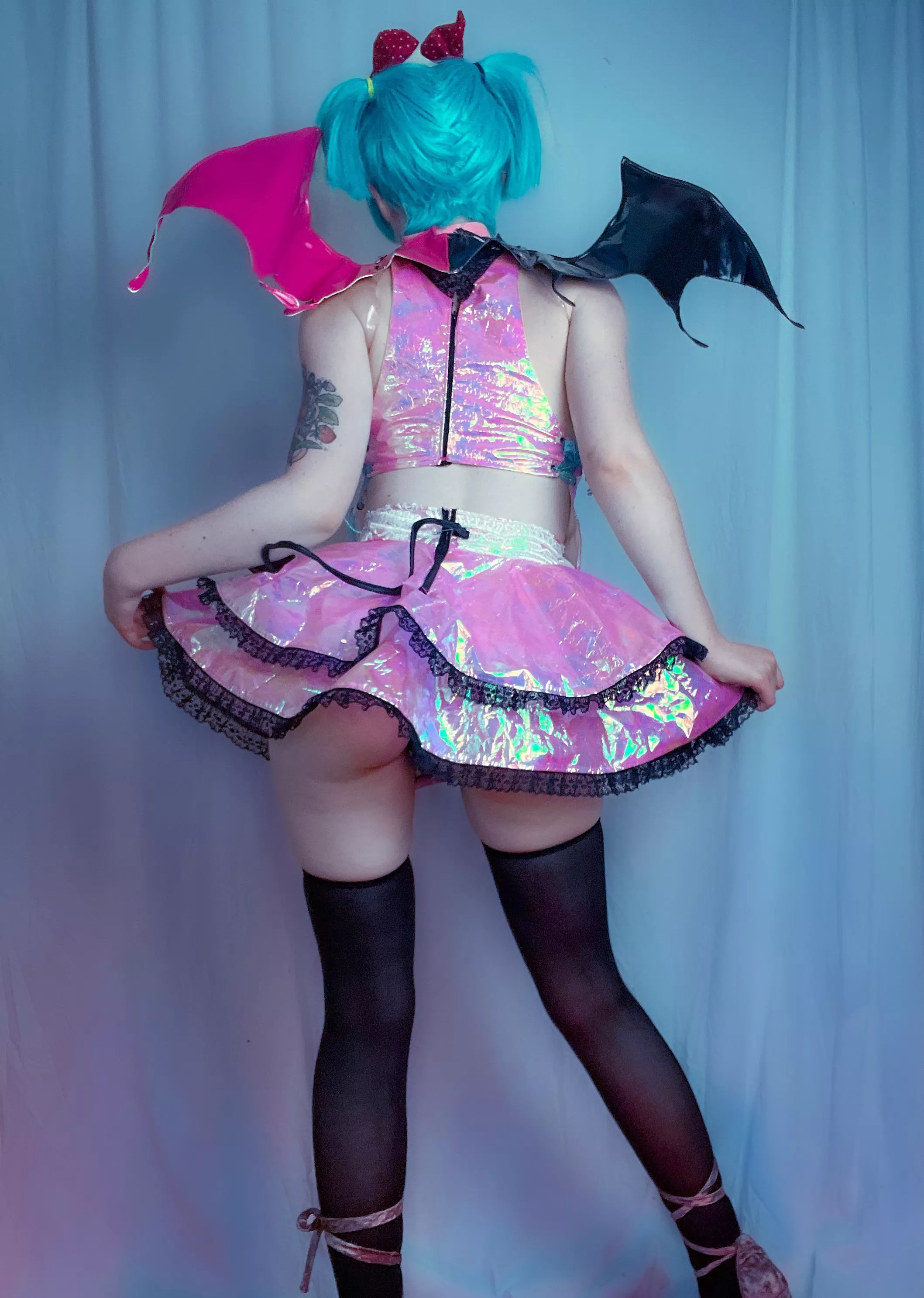 Hatsune Miku’s devilish butt 🦇 (elle.chu)