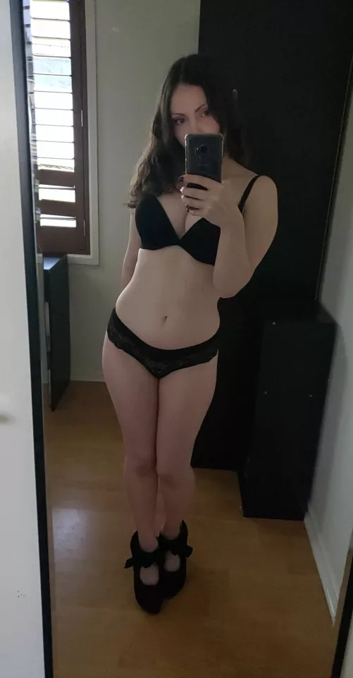 [IMG] Kiss your way down my tummy please