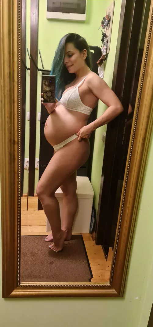 love how my belly looks in this new lingerie set 🥰