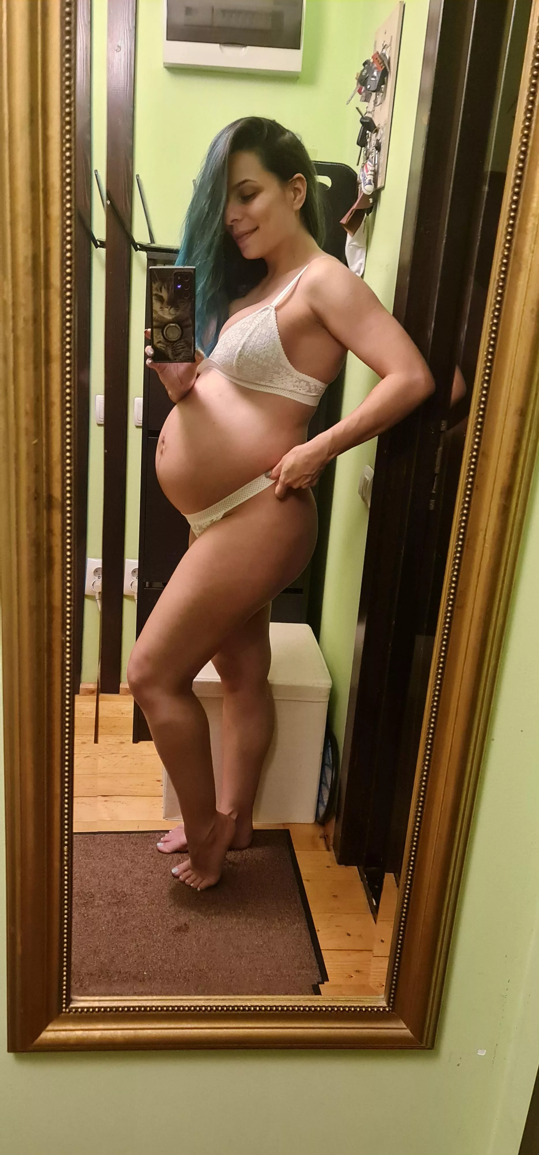 love how my belly looks in this new lingerie set 🥰