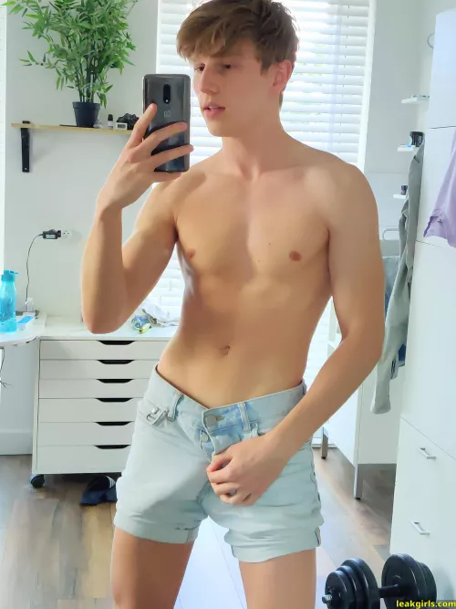 Lt looks so long in these shorts 🥵