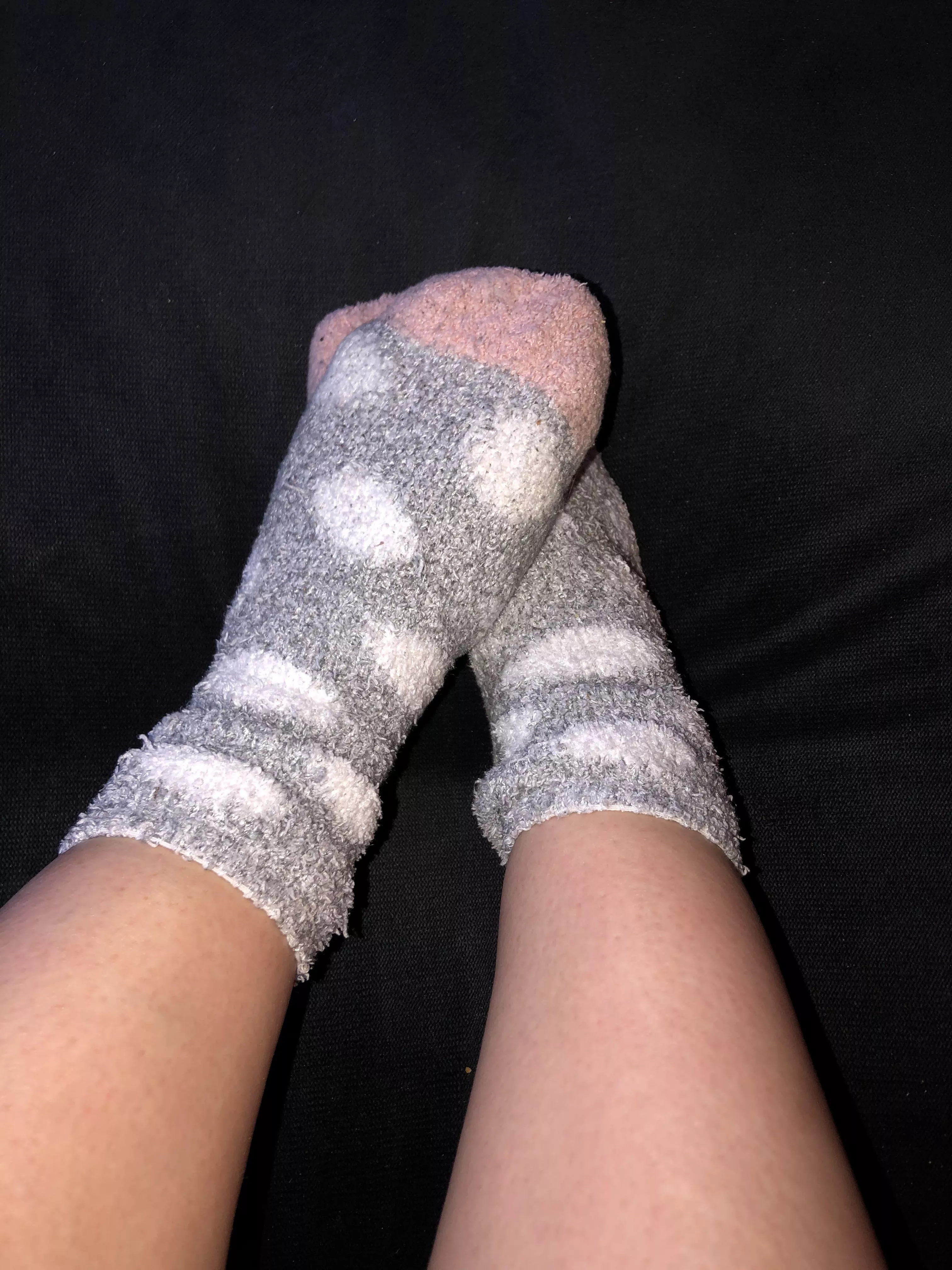My feet have been getting nice and sweaty in my fuzzy socks today, come take a sniff😇