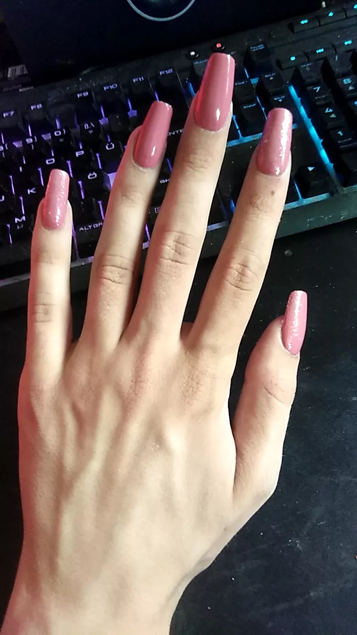 nothing to dramatic, just some pink fake nails :)