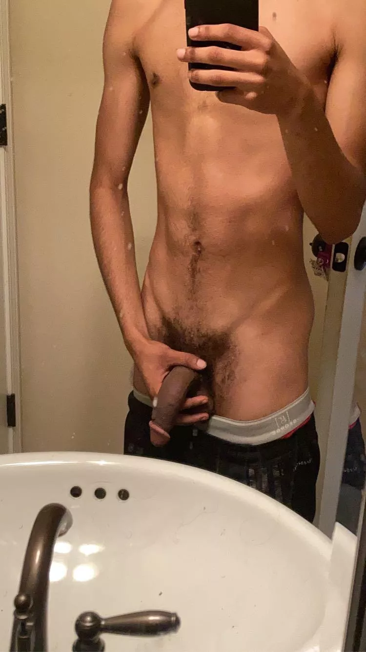 Old pic with the bush, let me know if I should bring it back😈