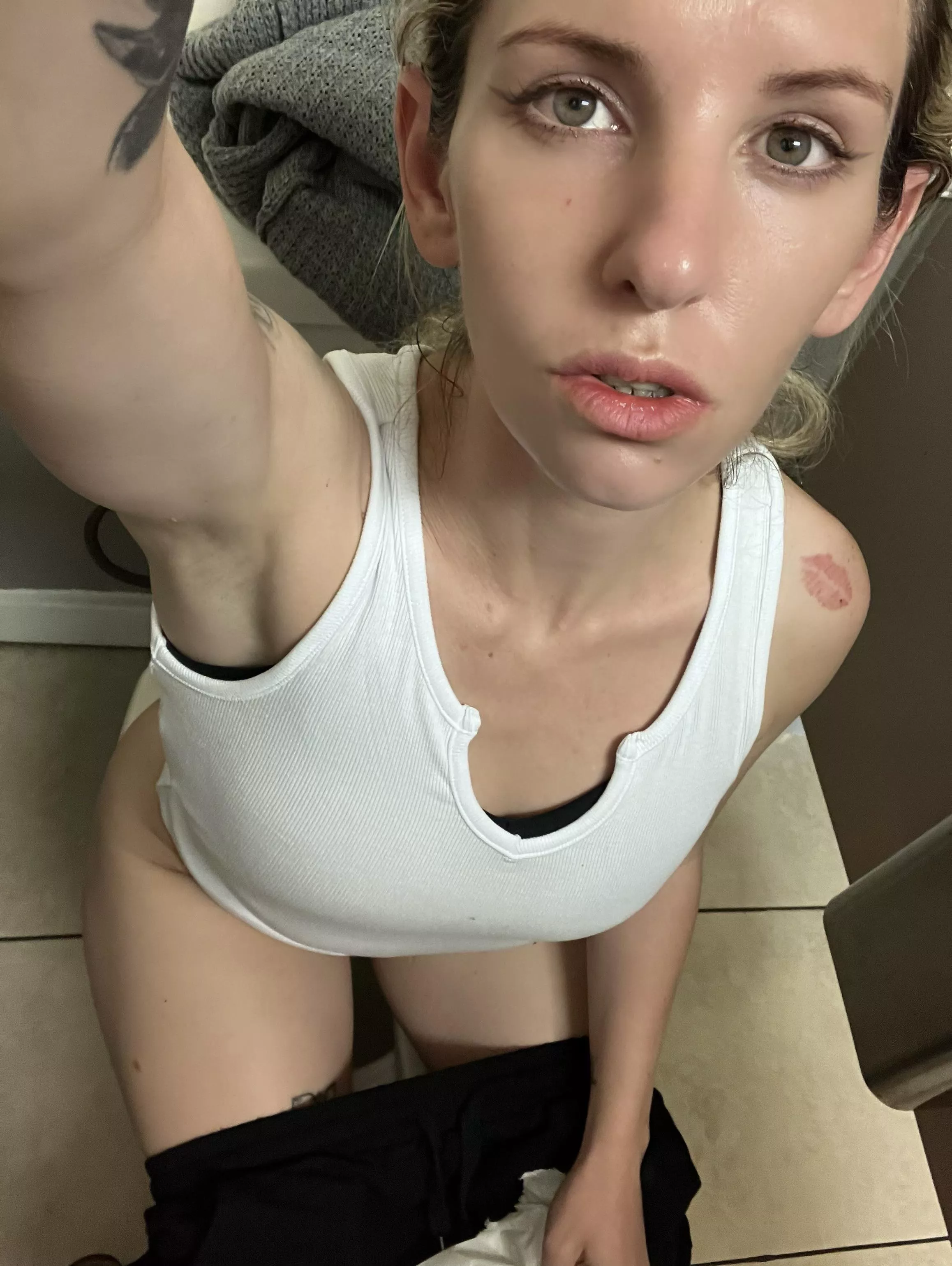 🧻 toilet paper in hand !