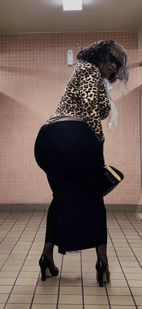 Any clean guys want a old lady to eat their sperm. I’m looking for donations. Any guys that save their loads. I’m 68 but the way.