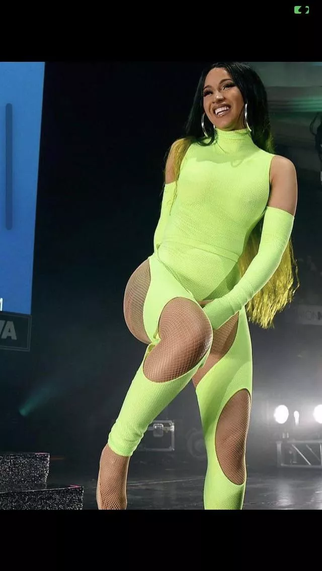 Can someone rp as her and feed i Got a scenario But would love to hear yours