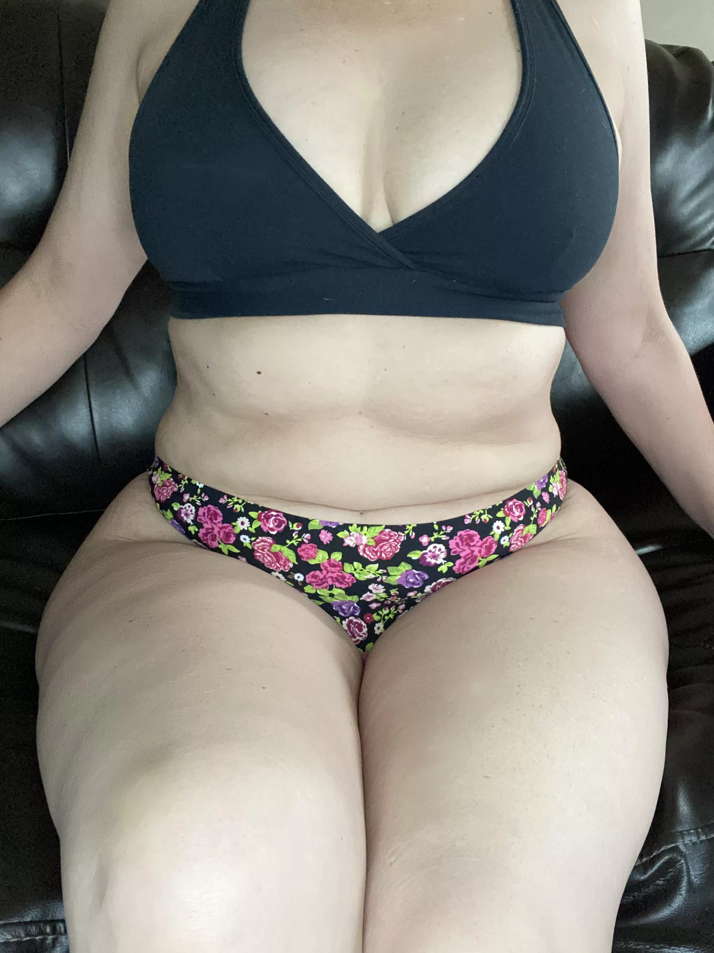 Come sit on Mamas lap 😜