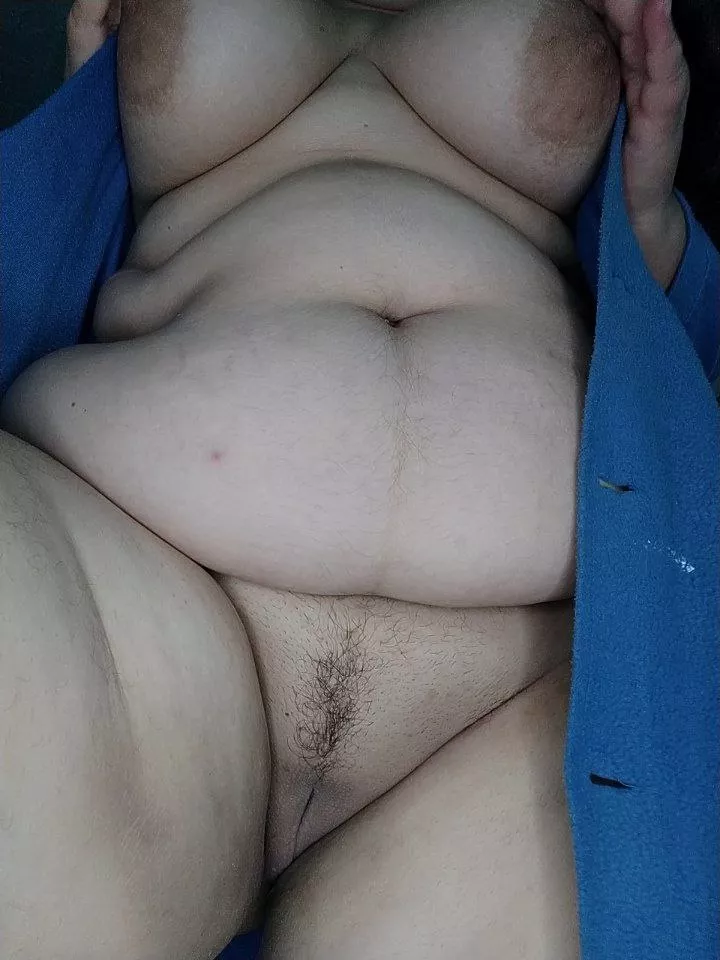 fatty pulls her pussy up to you 🥵 what are you doing