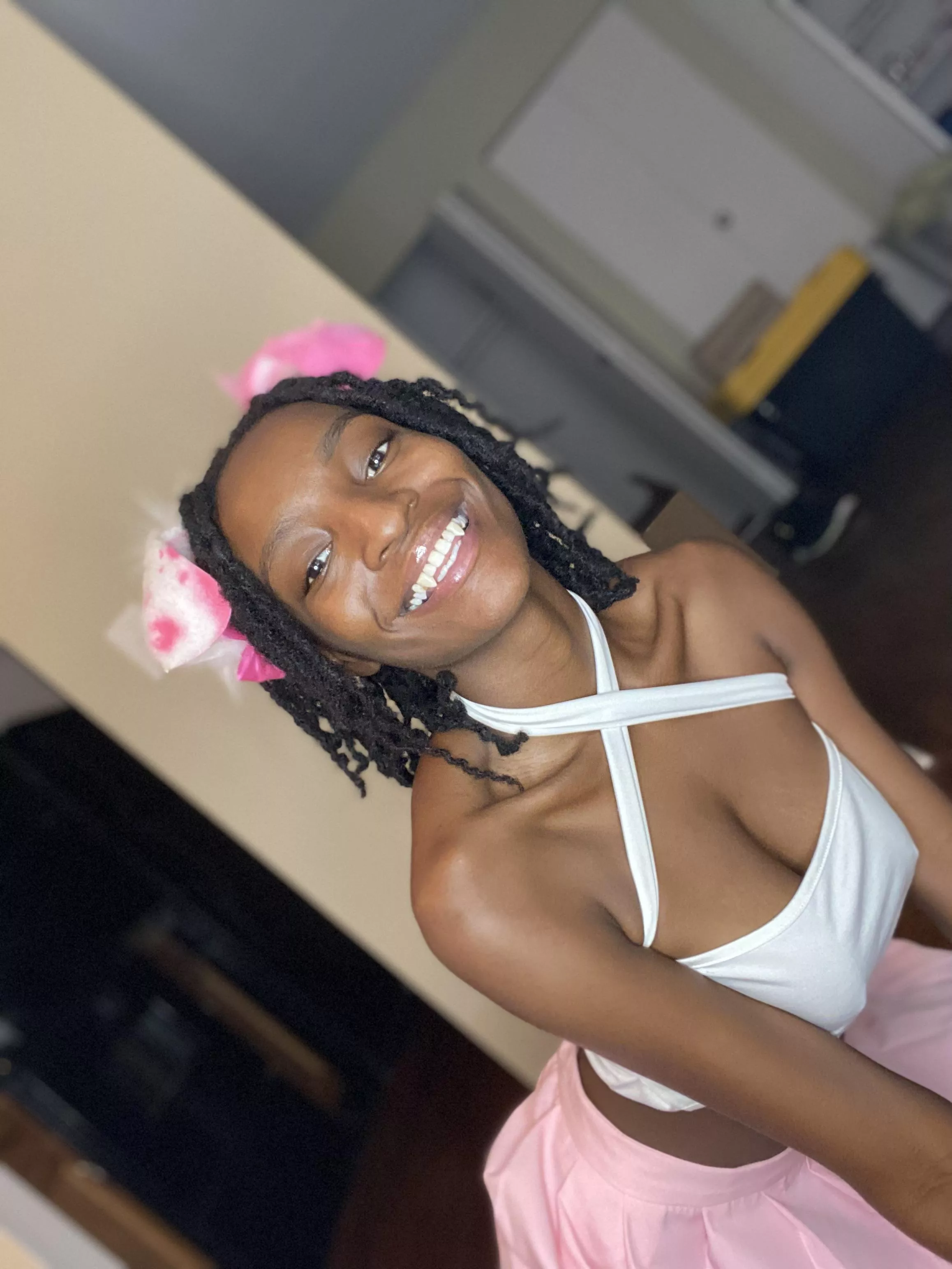 Happy puppy sending smiles your way!💞🐶🐾