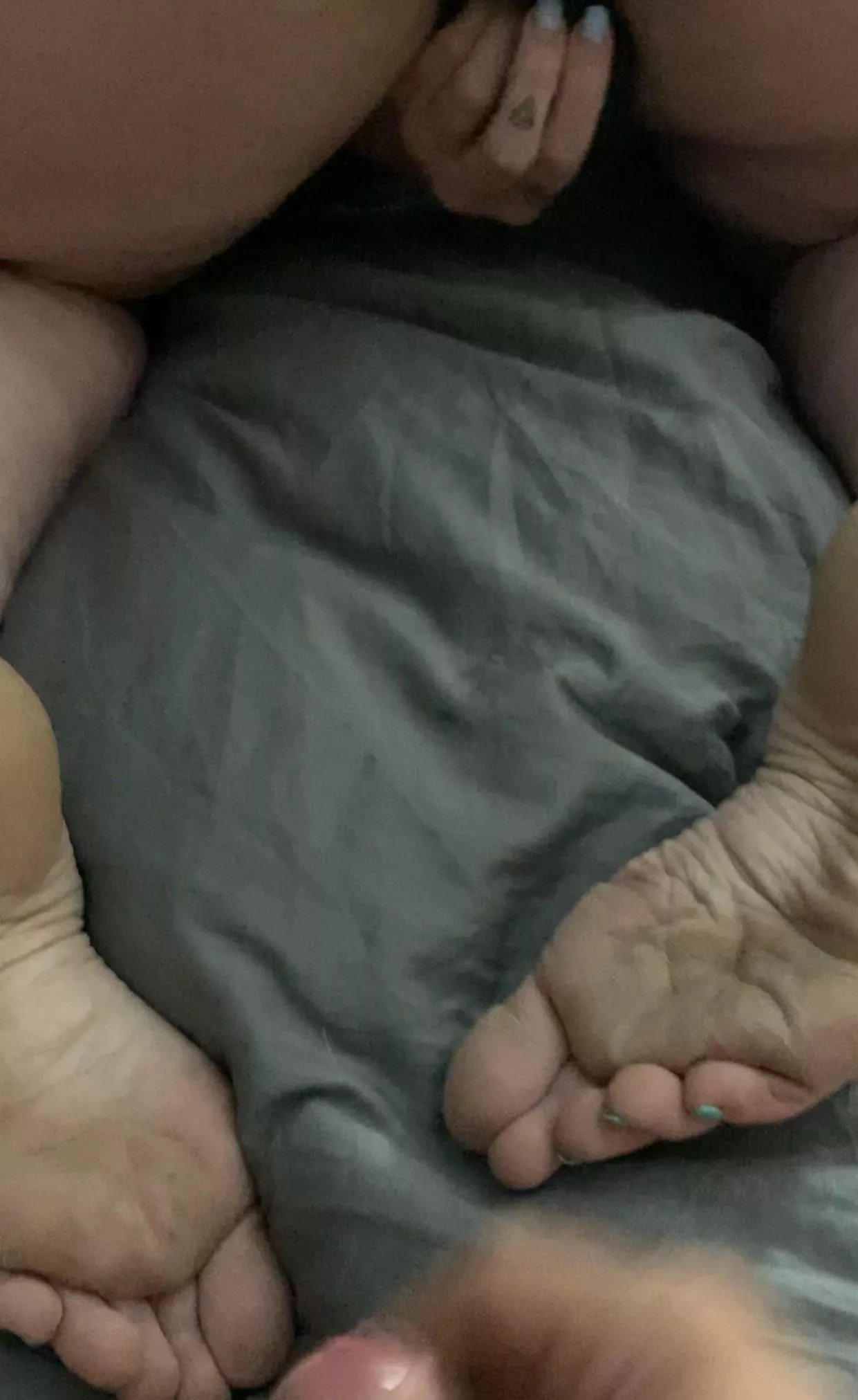 I’ve fantasized about being gangbanged where all the guys finish on my feet!! Who would cum