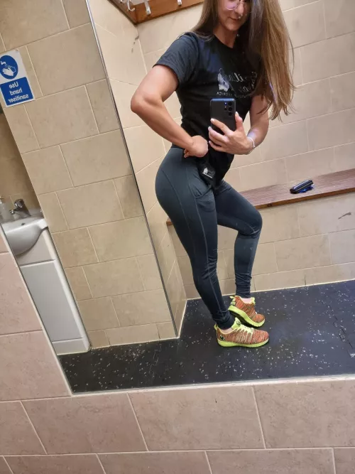Legs day, can you see it? 🍑🔥yay or nay for my leggings?