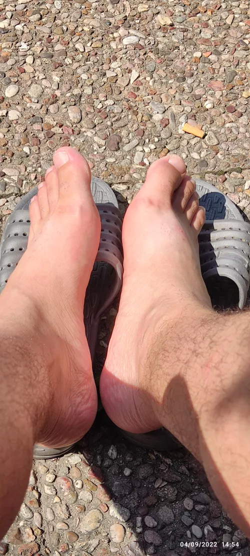 Love them getting worshiped/tickled 👣🪶😅