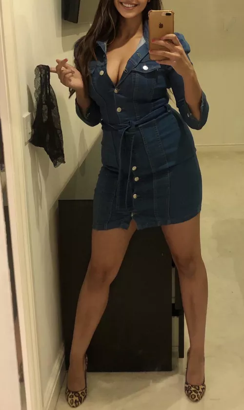 Saturday night means going out with no panties on...😈