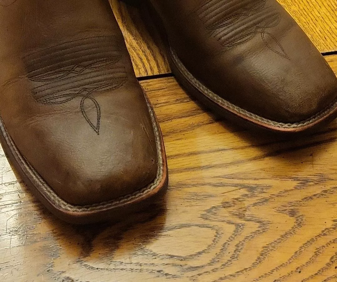 see how it's orange colored on the sole? does this happen to any ariat owners and does it happen on all rubber sole boots?