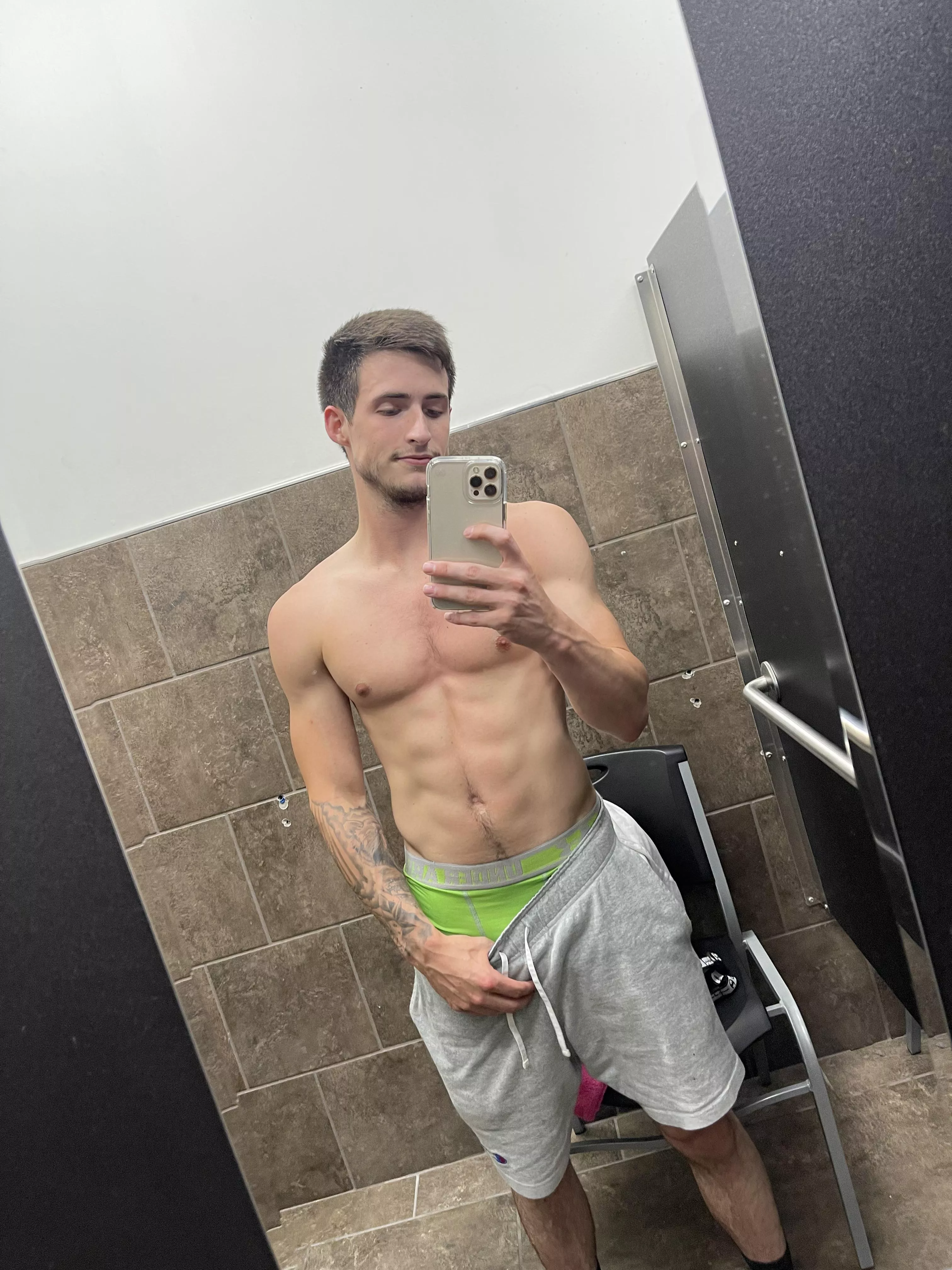 Top 1% creator w/ 300+ photos & 70+ videos. Cum & have some fun with me 😏💦link below ⬇️