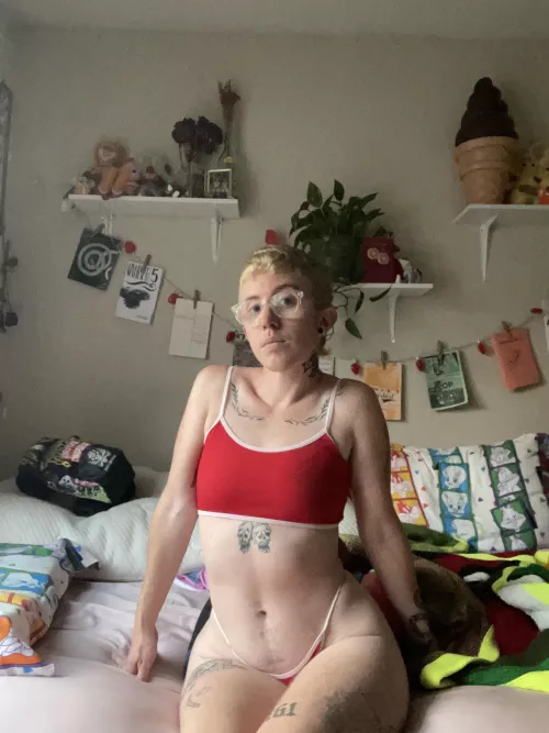 would y’all hang out w me in a chat room 🥺 I’m tryna see something 💋