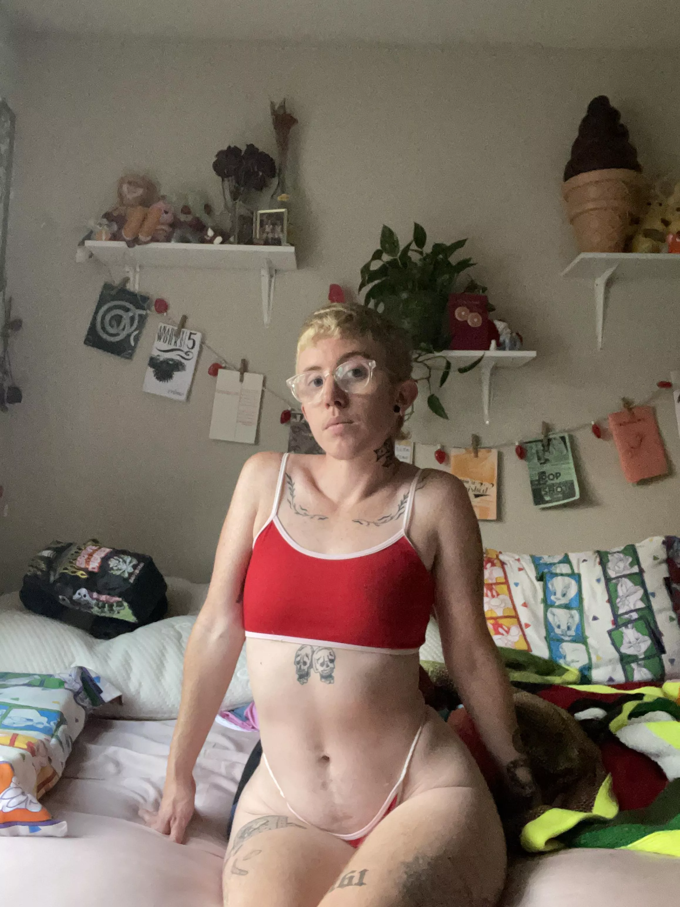 would y’all hang out w me in a chat room 🥺 I’m tryna see something 💋