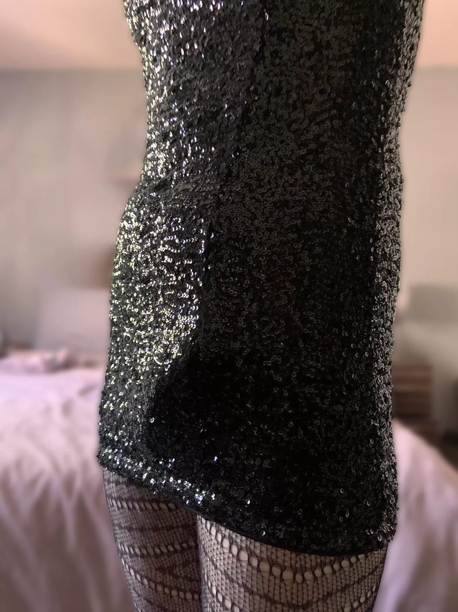 Any good girls wanna lift my dress up and start licking?