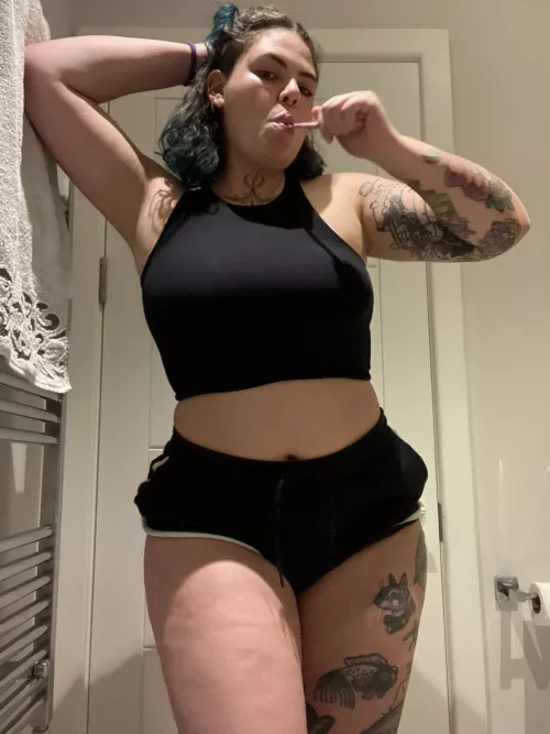 Brushing my teeth so I’m ready for my kiss 😘