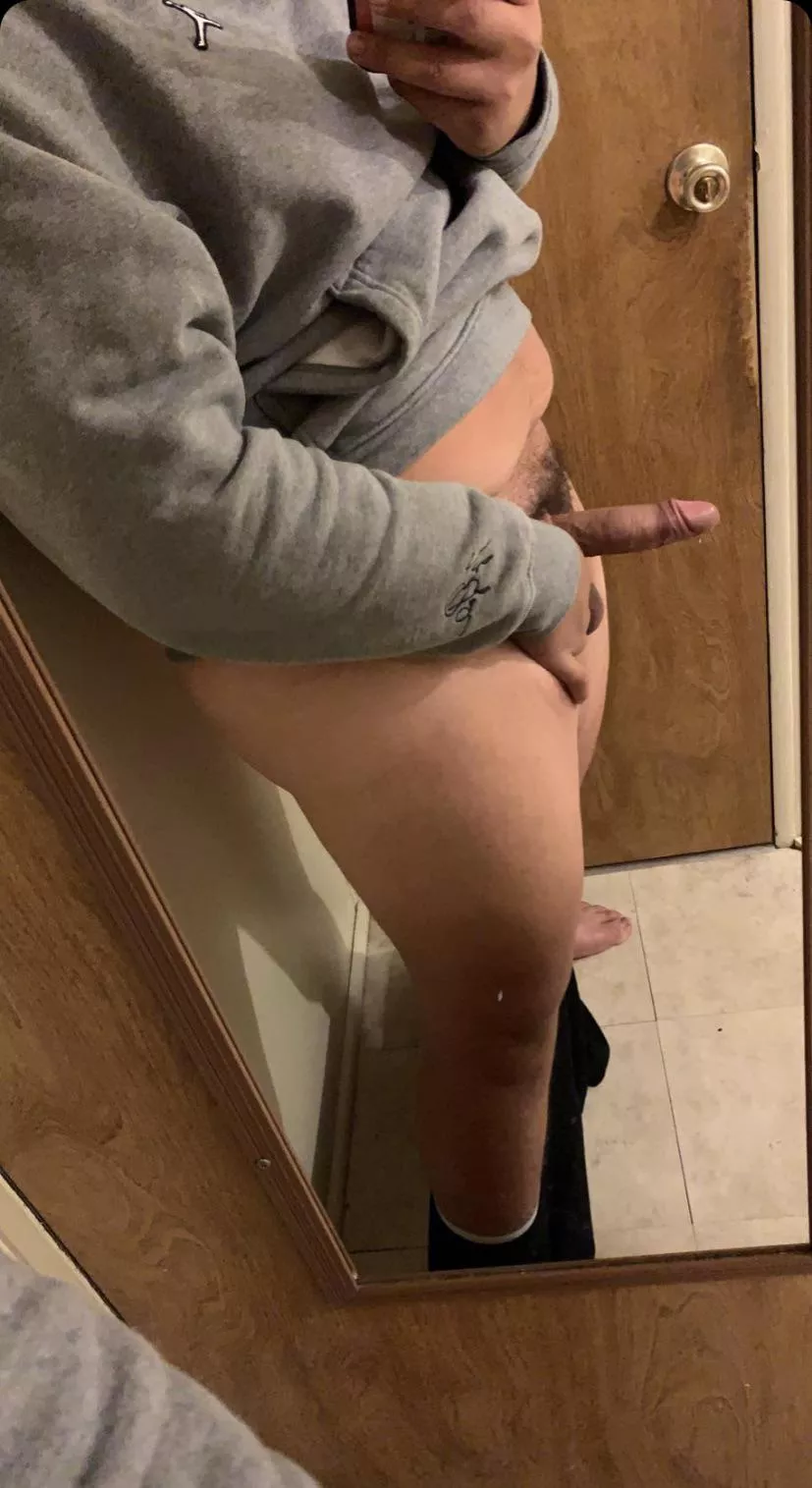 everyone who comments gets a dick pic in the dms👍🏽😂