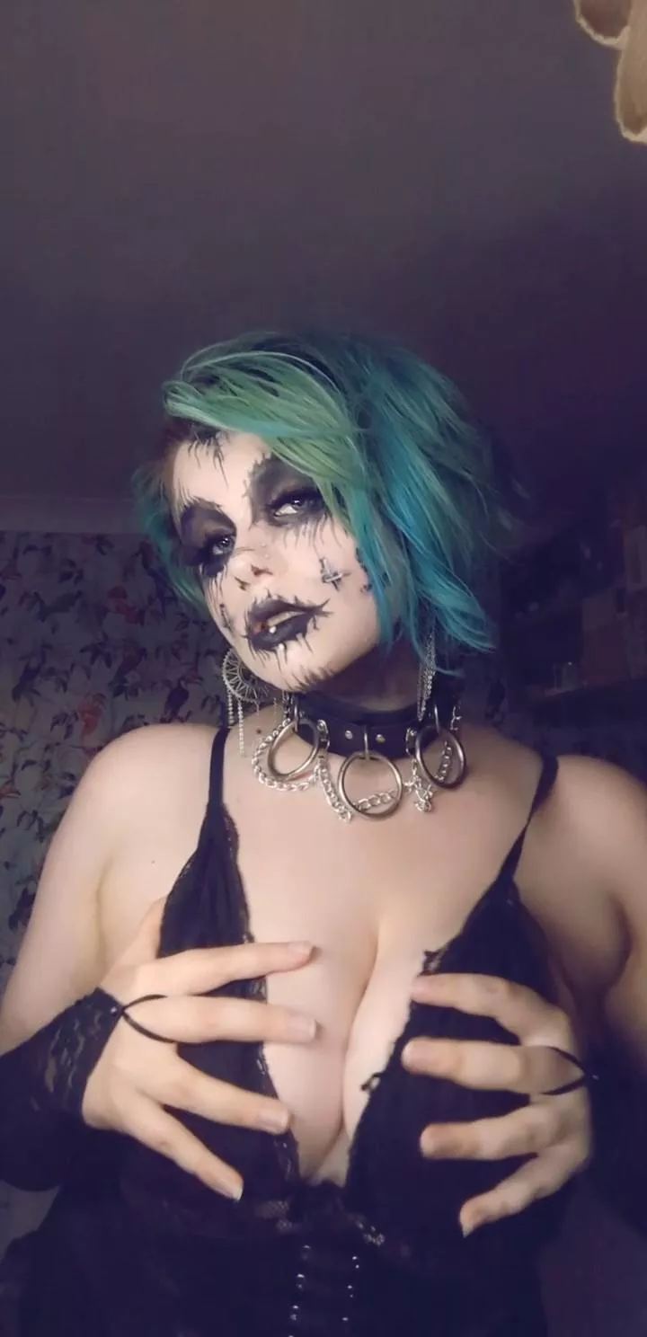 Goth girls do it better 🥵