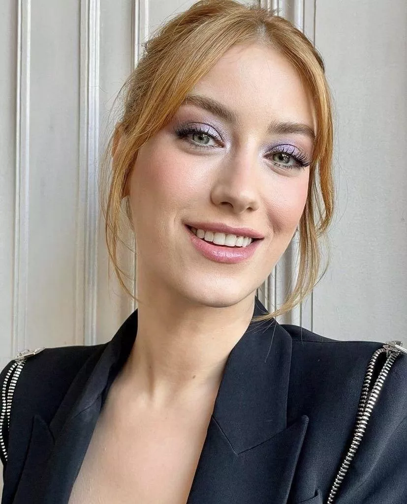 I made my dad horny for Hazal Kaya and now he jacks off to her all the time