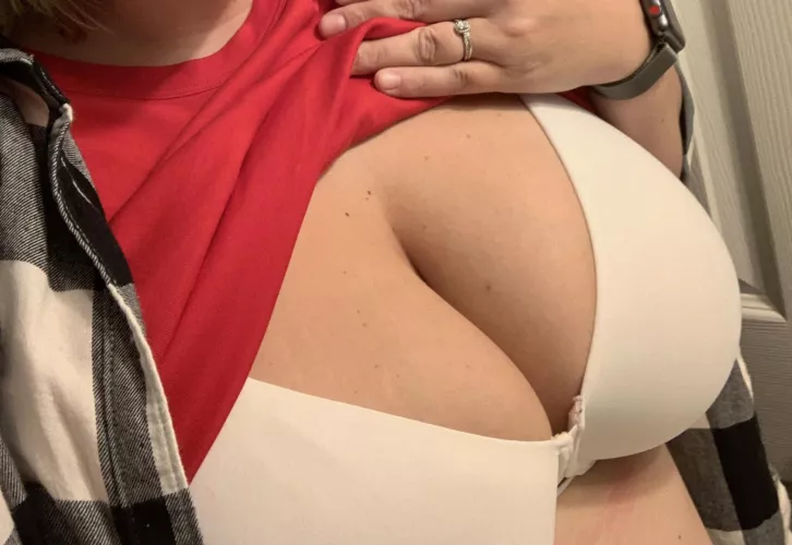 Some Labor Day cleav for you, wedding ring and all. 40m 38f