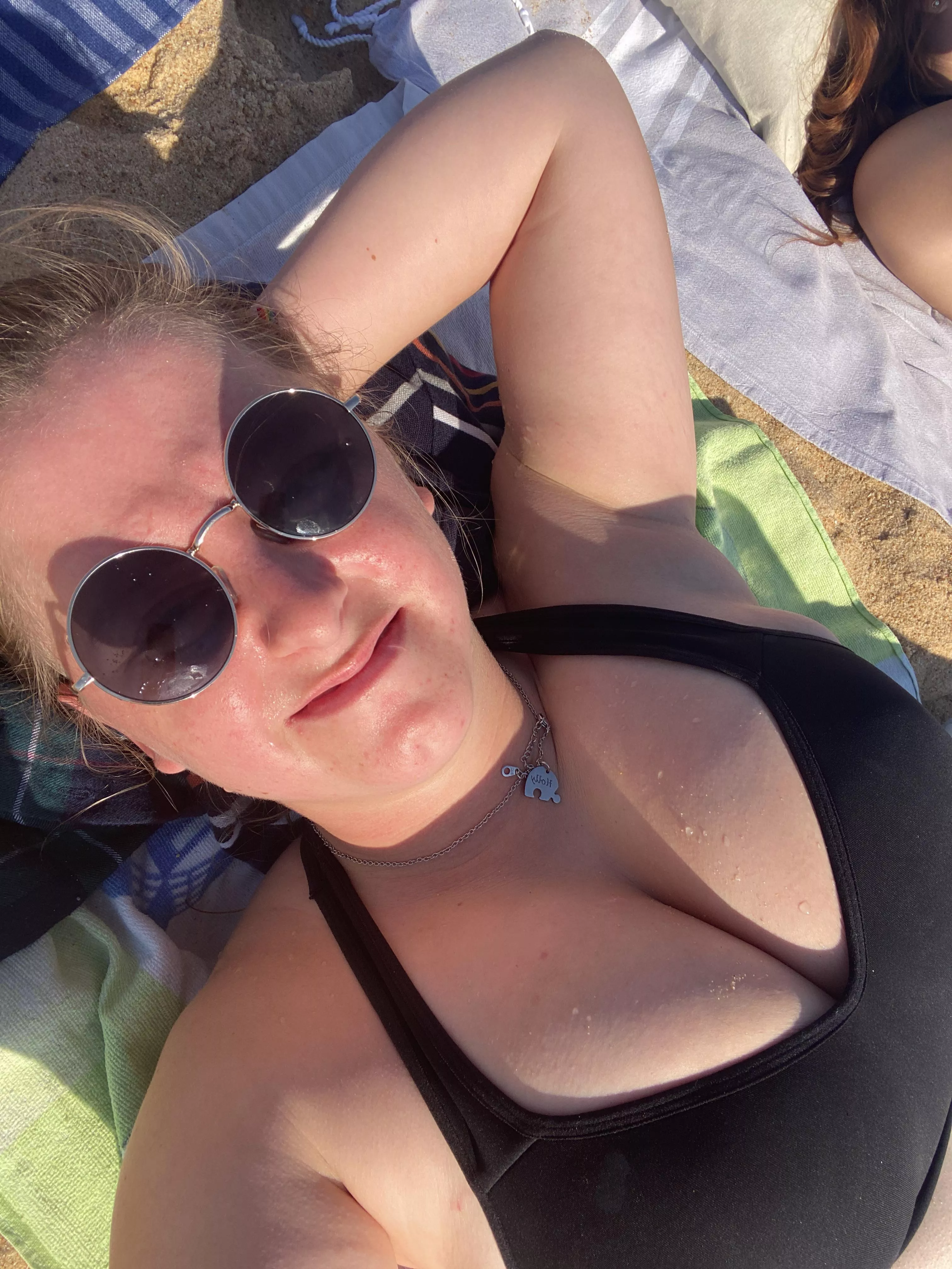 sun and sandy boobs 😏