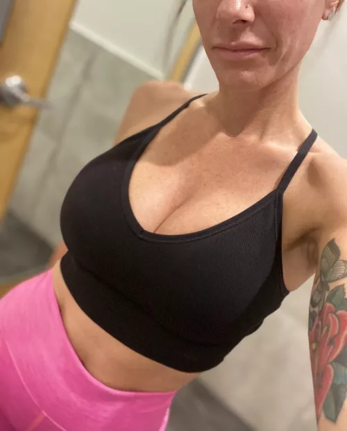 Tits so big my sports bra could use an extra hand 👀👀