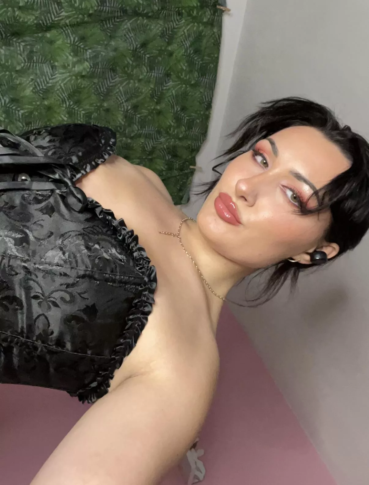 Always feel so sexy in this corset 😋