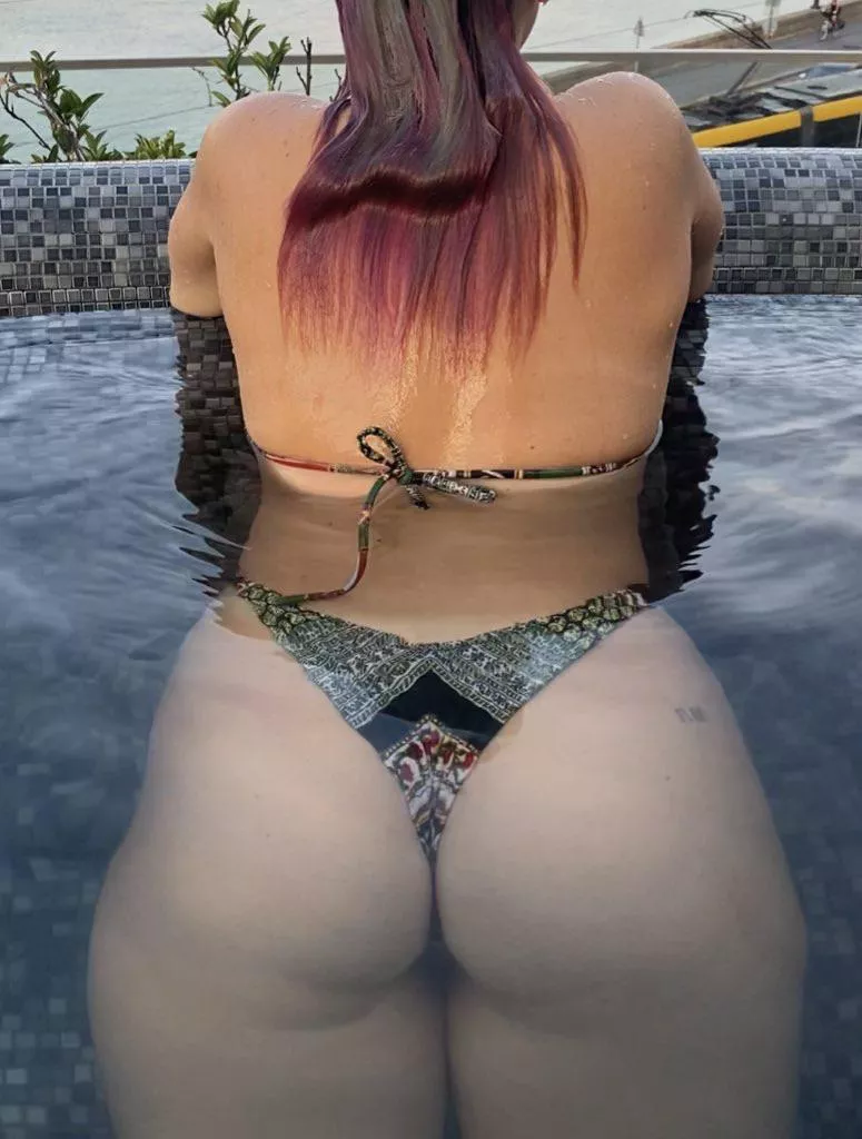 Bikini booty in the pool 💦💦